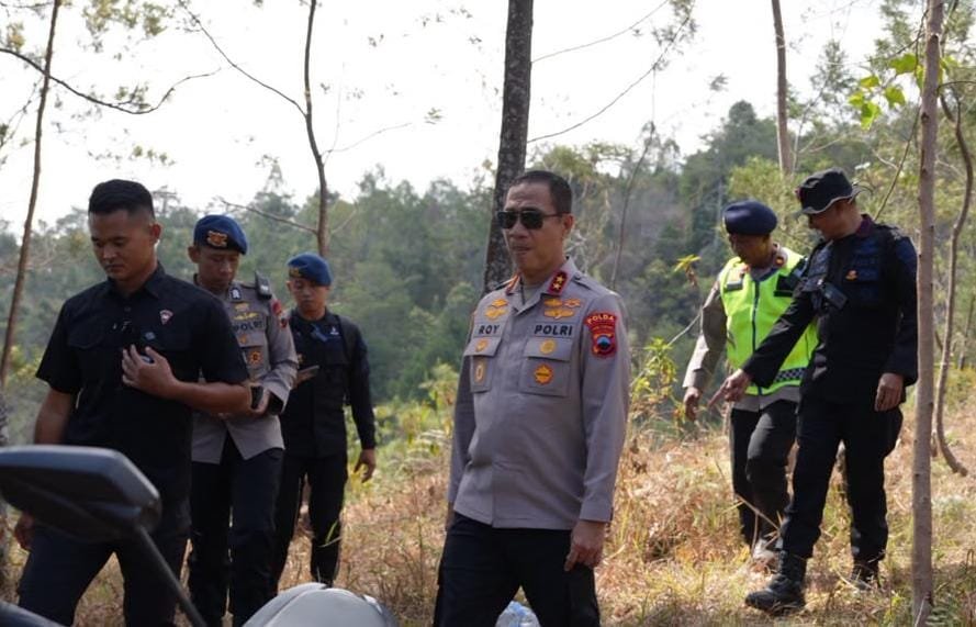 TINJAU KEBAKARAN: Kapolda Jawa Tengah, Irjen Pol Roy Hardi Siahaan (berkacamata) menuju ke hutan untuk meminjau area kebakaran lereng Gunung Lawu di wilayah Karanganyar, Sabtu (17/10/2026). (ist)