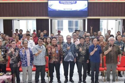 KONSULTASI PUBLIK: Wakil Wali Kota Semarang dan sejumlah pihak foto bersama usai acara Konsultasi Publik AMDAL Pembangunan Tanggul Laut Teluk Semarang Tahap 1, di Aula Balai Kota Semarang, Jumat (2/10/2026). (ist)