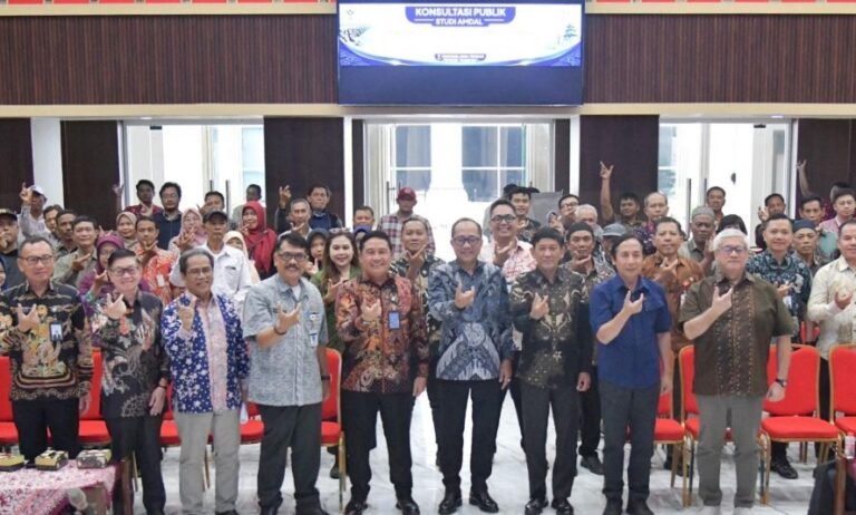 KONSULTASI PUBLIK: Wakil Wali Kota Semarang dan sejumlah pihak foto bersama usai acara Konsultasi Publik AMDAL Pembangunan Tanggul Laut Teluk Semarang Tahap 1, di Aula Balai Kota Semarang, Jumat (2/10/2026). (ist)