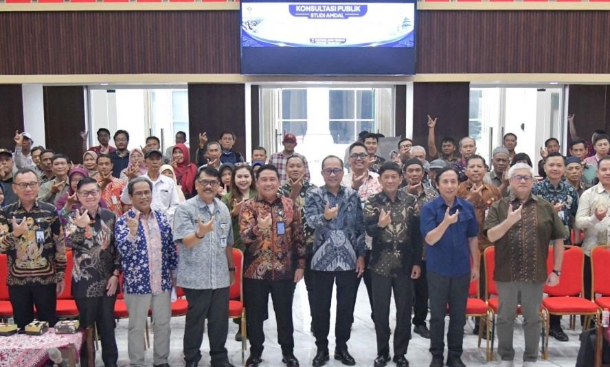 KONSULTASI PUBLIK: Wakil Wali Kota Semarang dan sejumlah pihak foto bersama usai acara Konsultasi Publik AMDAL Pembangunan Tanggul Laut Teluk Semarang Tahap 1, di Aula Balai Kota Semarang, Jumat (2/10/2026). (ist)