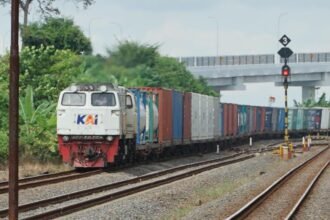 KERETA BARANG: Kereta barang sedang mengangkut muatan di wilayah Daop 4 Semarang. (ist)