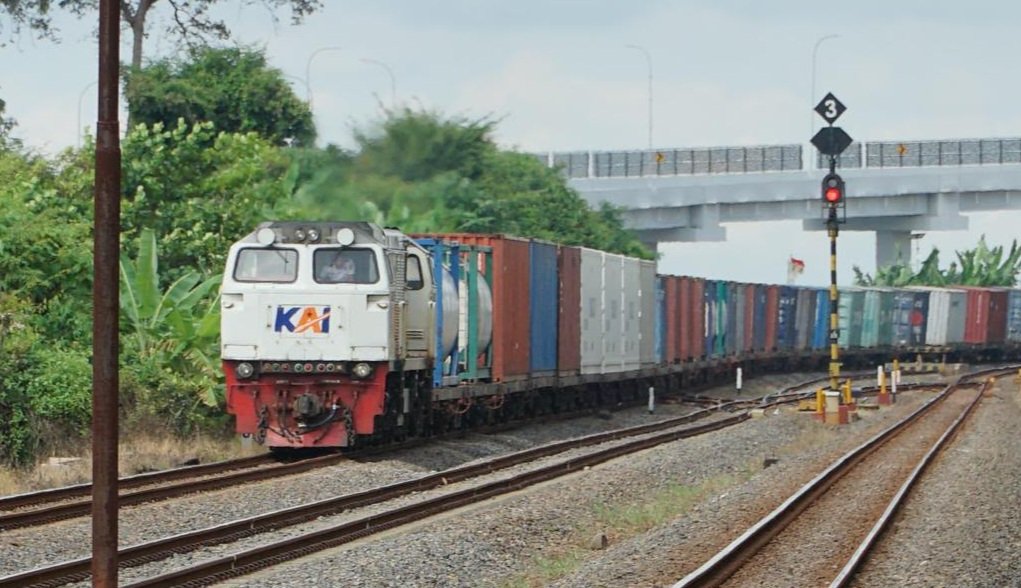 KERETA BARANG: Kereta barang sedang mengangkut muatan di wilayah Daop 4 Semarang. (ist)