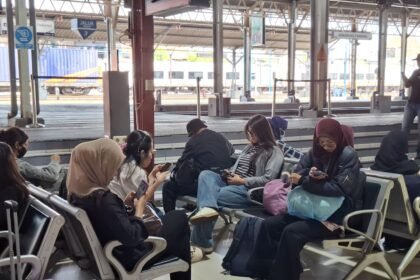 MENUNGGU KERETA: Penumpang perempuan sedang menunggu kereta di Stasiun Semarang Tawang. (ist)