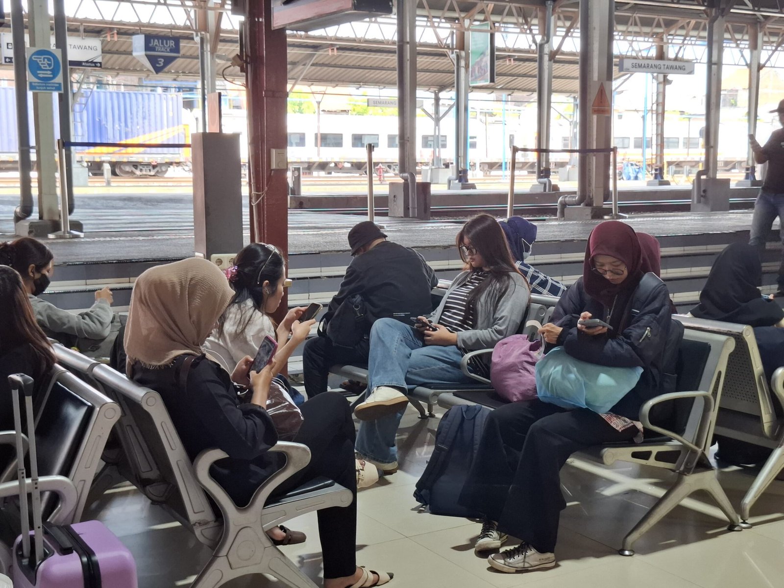 MENUNGGU KERETA: Penumpang perempuan sedang menunggu kereta di Stasiun Semarang Tawang. (ist)