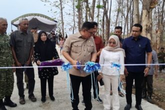 RESMIKAN INFRASTRUKTUR JALAN - Danang Wicaksana Sulistya (DWS), bersama Fraksi Partai Gerindra DPRD Blora resmikan pembangunan jalan beton yang menghubungkan Dusun Sunggun, Dusun Parengan, hingga Desa Mendenrejo, di Kecamatan Kradenan, Blora, Senin (26/10/2026).