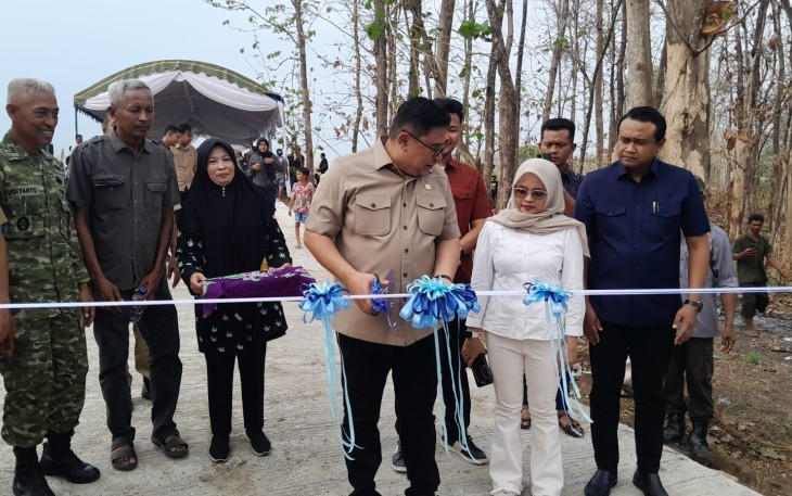 RESMIKAN INFRASTRUKTUR JALAN - Danang Wicaksana Sulistya (DWS), bersama Fraksi Partai Gerindra DPRD Blora resmikan pembangunan jalan beton yang menghubungkan Dusun Sunggun, Dusun Parengan, hingga Desa Mendenrejo, di Kecamatan Kradenan, Blora, Senin (26/10/2026).