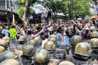 MASSA RICUH: Massa pendukung terdakwa Sudewo Bupati Pati yang mengawal sidang vonis, bersitegang dengan aparat keamanan di luar pengadilan, Rabu (21/10/2026). (bae)