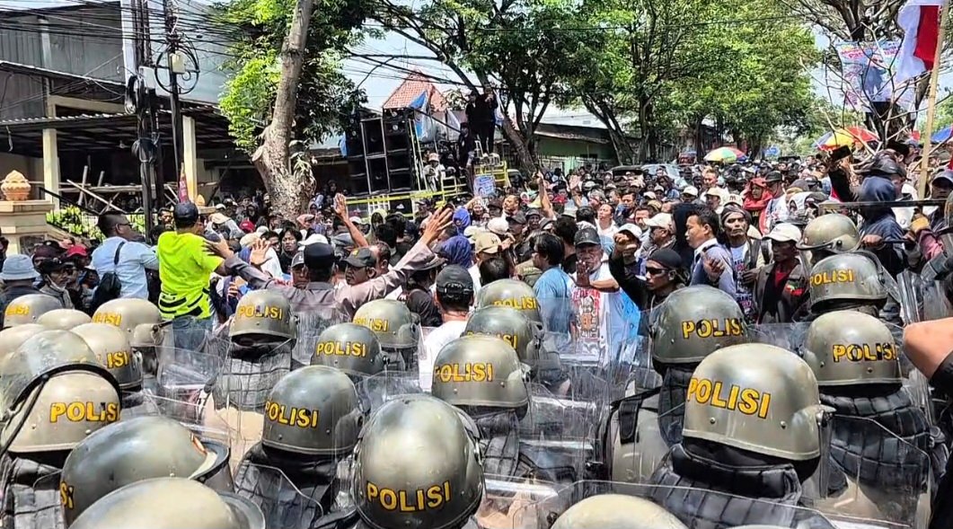 MASSA RICUH: Massa pendukung terdakwa Sudewo Bupati Pati yang mengawal sidang vonis, bersitegang dengan aparat keamanan di luar pengadilan, Rabu (21/10/2026). (bae)