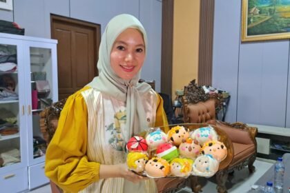 BAKPAO KARAKTER--Nana Amir menunjukkan bakpao karakter Bakpower buatannya, Selasa (22/9/2026). (bae)