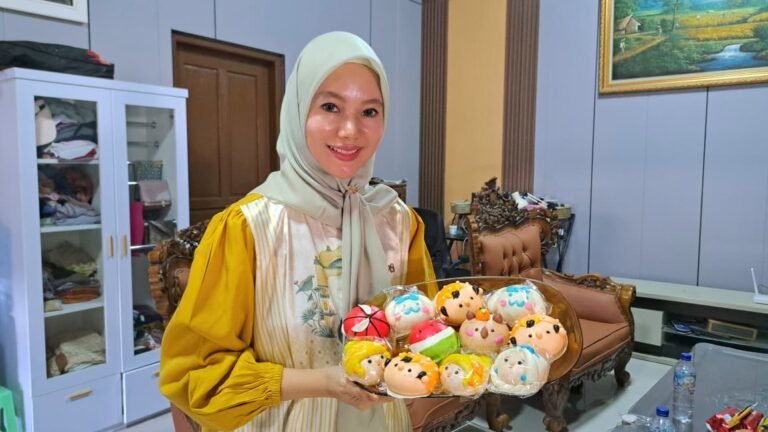 BAKPAO KARAKTER--Nana Amir menunjukkan bakpao karakter Bakpower buatannya, Selasa (22/9/2026). (bae)