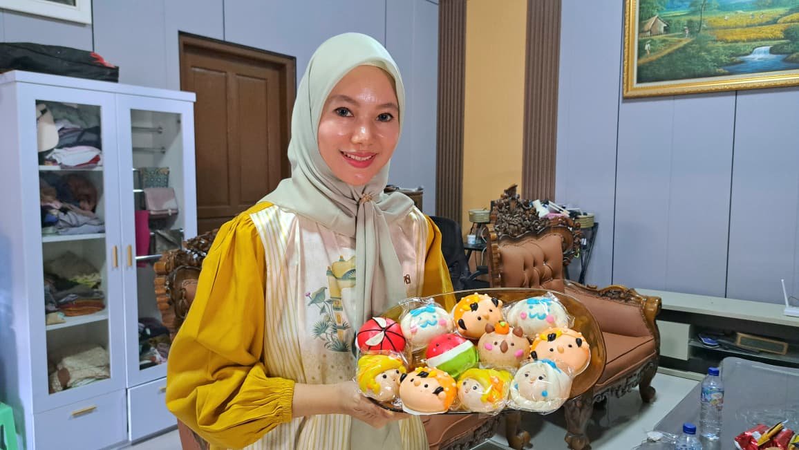 BAKPAO KARAKTER--Nana Amir menunjukkan bakpao karakter Bakpower buatannya, Selasa (22/9/2026). (bae)