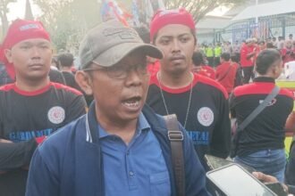 Koordinator Abjat Presidium Jateng, Aulia Hakim menyampaikan keterangan di sela aksi demontrasi di kantor Gubernur Jateng, Kamis (1/10/2026). (dul)