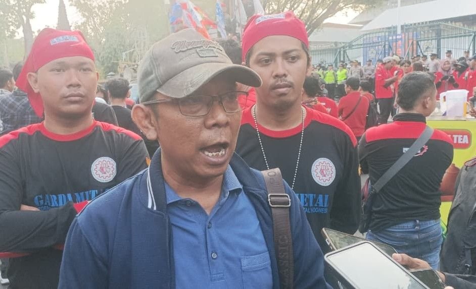 Koordinator Abjat Presidium Jateng, Aulia Hakim menyampaikan keterangan di sela aksi demontrasi di kantor Gubernur Jateng, Kamis (1/10/2026). (dul)