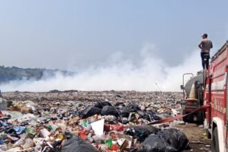 KEBAKARAN TPA: Petugas masih terus menyiram area kebakaran TPA Jatibarang Semarang, Jumat (2/10/2026). (bae)