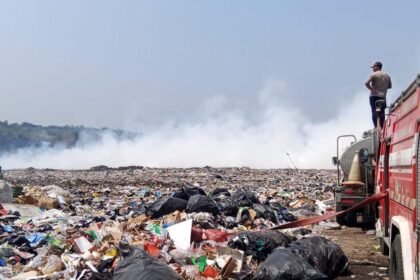 KEBAKARAN TPA: Petugas masih terus menyiram area kebakaran TPA Jatibarang Semarang, Jumat (2/10/2026). (bae)