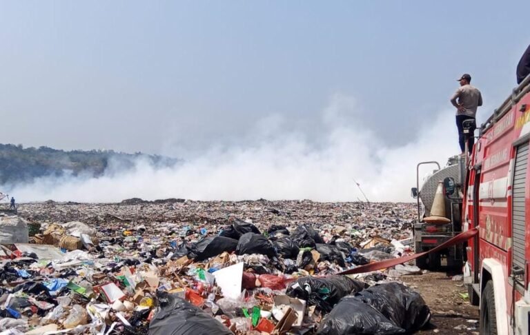 KEBAKARAN TPA: Petugas masih terus menyiram area kebakaran TPA Jatibarang Semarang, Jumat (2/10/2026). (bae)