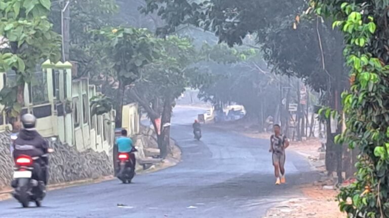 TERDAMPAK ASAP: Warga tetap beraktivitas melintasi Jalan Untung Suropati depan SMAN 7 Semarang meski ada asap kebakaran TPA Jatibarang, Sabtu (3/10/2026). (bae)