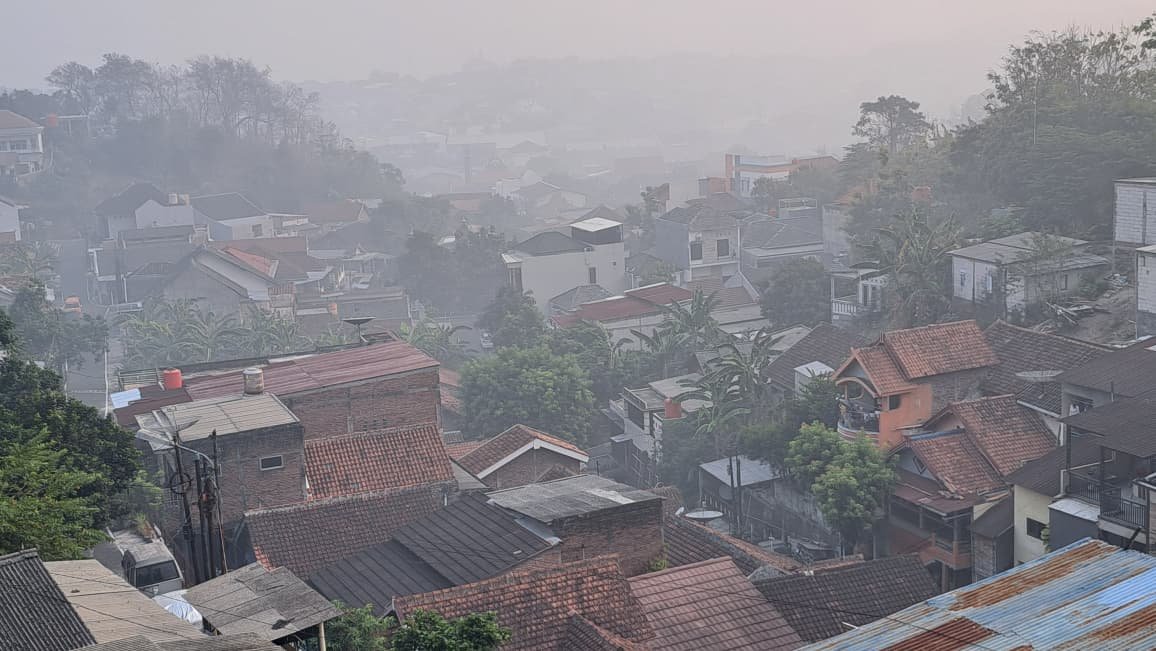 BERSELIMUT ASAP: Permukiman penduduk di Kelurahan Kembangarum, Semarang Barat, Kota Semarang berselimut asap kebakaran TPA Jatibarang, Sabtu (3/10/2026). (bae)