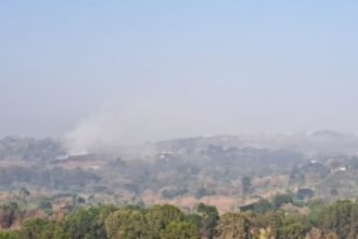 KEPULAN ASAP - Asap masih mengepul di lokasi kebakaran TPA Jatibarang, Semarang, Senin (5/10/2026). (bae)