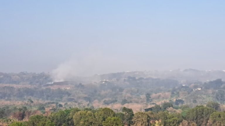 KEPULAN ASAP - Asap masih mengepul di lokasi kebakaran TPA Jatibarang, Semarang, Senin (5/10/2026). (bae)