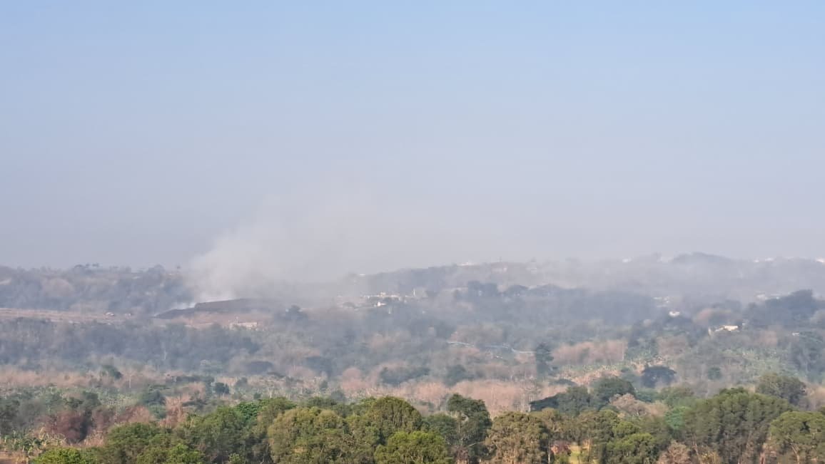 KEPULAN ASAP - Asap masih mengepul di lokasi kebakaran TPA Jatibarang, Semarang, Senin (5/10/2026). (bae)