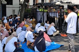 MASSA SUDEWO: Massa pendukung terdakwa Sudewo Bupati Pati menggelar aksi di depan Pengadilan Tipikor Semarang, Senin (5/10/2026). (bae)