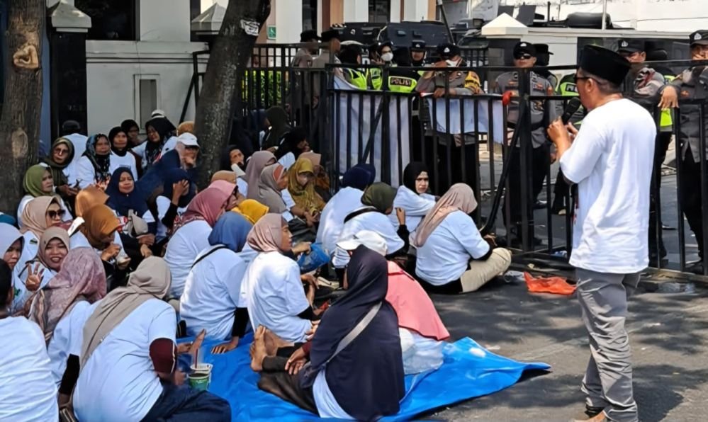MASSA SUDEWO: Massa pendukung terdakwa Sudewo Bupati Pati menggelar aksi di depan Pengadilan Tipikor Semarang, Senin (5/10/2026). (bae)