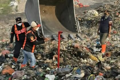 PASANG INJEKSI: Petugas memasang pipa injeksi penyemprot air otomatis untuk atasi bara api di tumpukan sampah TPA Jatibarang. (ist)