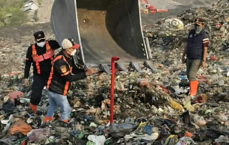 PASANG INJEKSI: Petugas memasang pipa injeksi penyemprot air otomatis untuk atasi bara api di tumpukan sampah TPA Jatibarang. (ist)