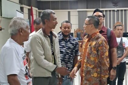 SALAMI PENDUKUNG: Terdakwa korupsi, Sudewo Bupati Pati (baju batik) menyalami pendukung di sela-sela istirahat sidang di Pengadilan Tipikor Semarang, Senin (5/10/2026). (bae)