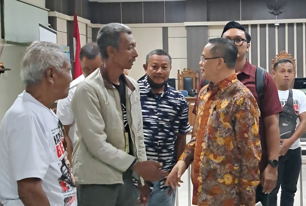 SALAMI PENDUKUNG: Terdakwa korupsi, Sudewo Bupati Pati (baju batik) menyalami pendukung di sela-sela istirahat sidang di Pengadilan Tipikor Semarang, Senin (5/10/2026). (bae)