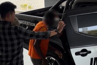 WNA DITANGKAP: Warga negara Ghana berinisial GKF (berrompi oranye) diamankan petugas karena melanggar aturan keimigrasian. (ist)