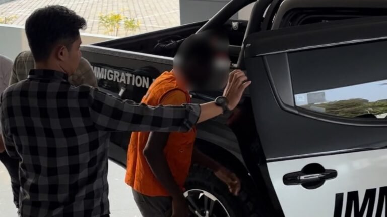 WNA DITANGKAP: Warga negara Ghana berinisial GKF (berrompi oranye) diamankan petugas karena melanggar aturan keimigrasian. (ist)