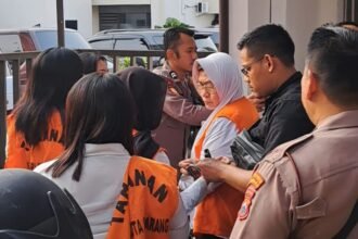 DIGIRING PETUGAS: Seorang dosen, Mei Sulistyoningsih (kerudung putih), digirimg petugas dari ruang tahanan PN Semarang ke mobil tahanan, Selasa (6/10/2026). (bae)