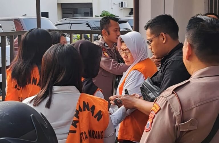 DIGIRING PETUGAS: Seorang dosen, Mei Sulistyoningsih (kerudung putih), digirimg petugas dari ruang tahanan PN Semarang ke mobil tahanan, Selasa (6/10/2026). (bae)