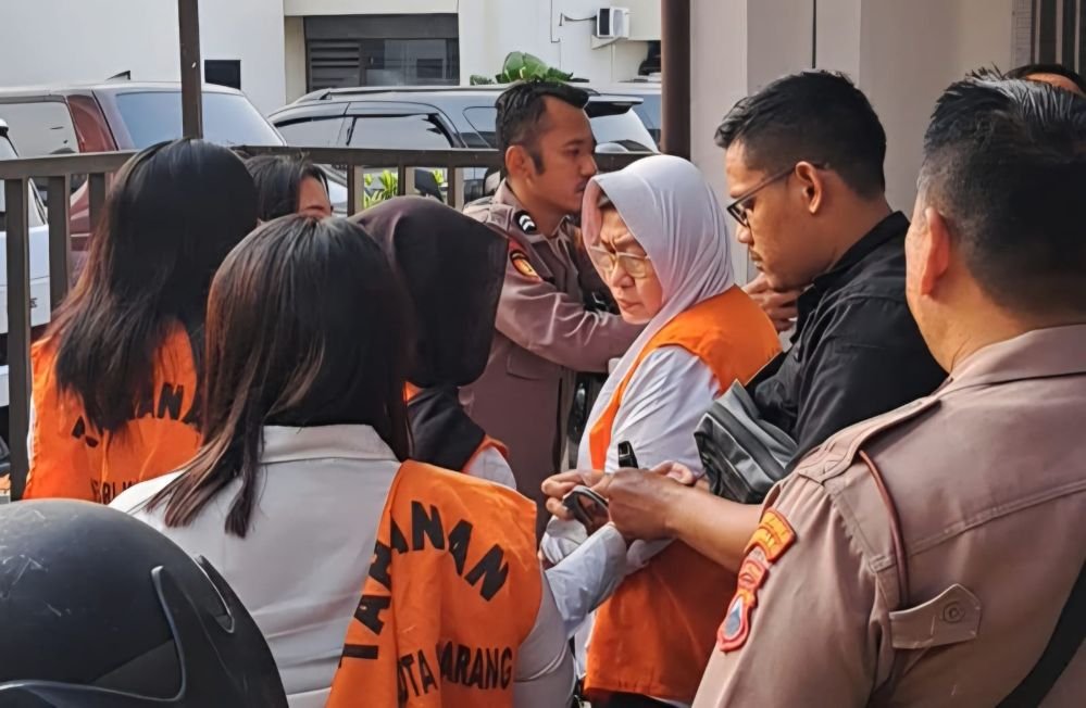DIGIRING PETUGAS: Seorang dosen, Mei Sulistyoningsih (kerudung putih), digirimg petugas dari ruang tahanan PN Semarang ke mobil tahanan, Selasa (6/10/2026). (bae)