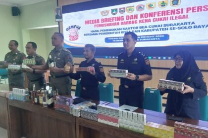 PEMUSNAHAN BARANG ILEGAL - Bea Cukai Solo memusnahkan lebih dari 12,8 juta batang rokok ilegal tanpa cukai, dengan potensi kerugian negara mencapai Rp12,5 miliar.