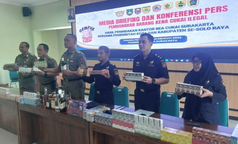 PEMUSNAHAN BARANG ILEGAL - Bea Cukai Solo memusnahkan lebih dari 12,8 juta batang rokok ilegal tanpa cukai, dengan potensi kerugian negara mencapai Rp12,5 miliar.