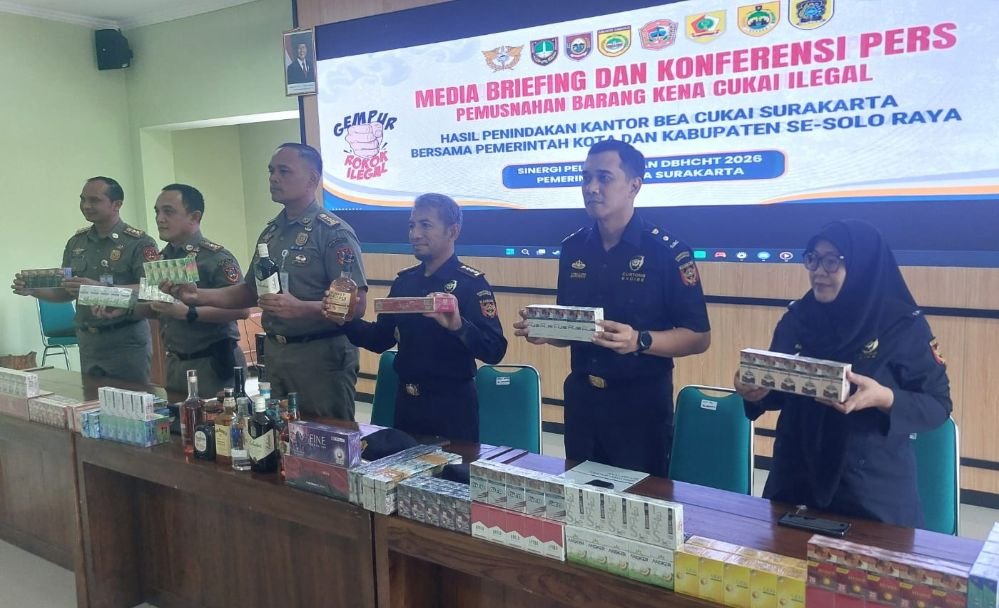 PEMUSNAHAN BARANG ILEGAL - Bea Cukai Solo memusnahkan lebih dari 12,8 juta batang rokok ilegal tanpa cukai, dengan potensi kerugian negara mencapai Rp12,5 miliar.