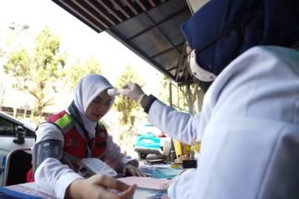 PEMERIKSAAN KESEHATAN - Pelaksanaan Daily Health Checking atau pemeriksaan kesehatan rutin PLN Icon Plus mencakup pemeriksaan tekanan darah, suhu tubuh, denyut nadi, dan saturasi oksigen.