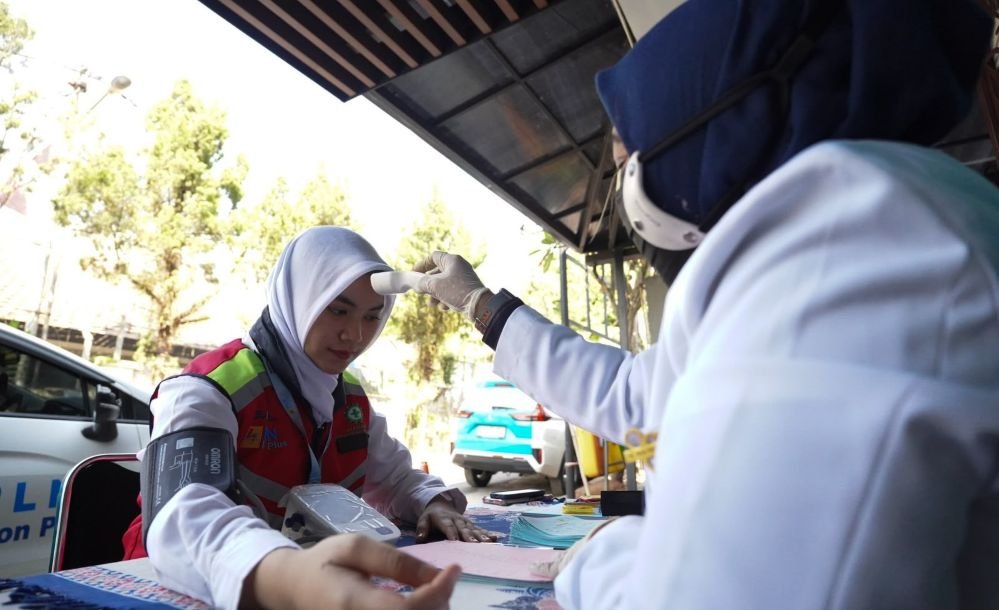 PEMERIKSAAN KESEHATAN - Pelaksanaan Daily Health Checking atau pemeriksaan kesehatan rutin PLN Icon Plus mencakup pemeriksaan tekanan darah, suhu tubuh, denyut nadi, dan saturasi oksigen.