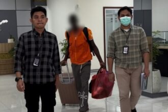 AMANKAN WNA: Petugas Imigrasi mengamankan warga negara Ghana berinisial GKF (berrompi oranye) karena melanggar aturan keimigrasian. (ist)