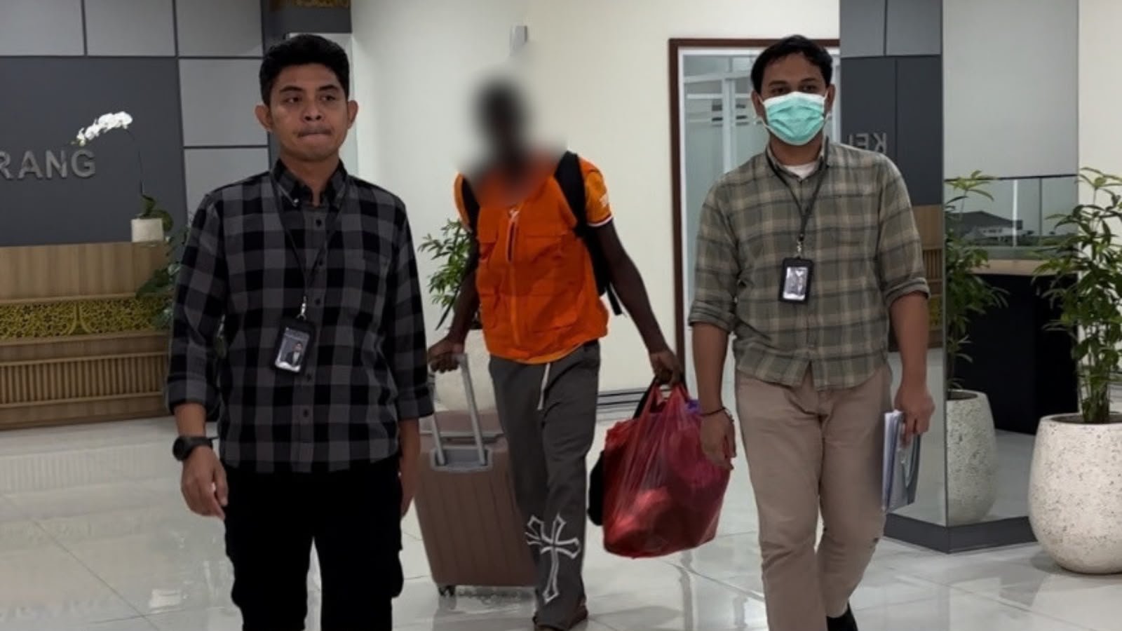 AMANKAN WNA: Petugas Imigrasi mengamankan warga negara Ghana berinisial GKF (berrompi oranye) karena melanggar aturan keimigrasian. (ist)