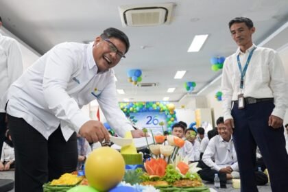 TASYAKURAN HUT KE-26 -- Bertempat di Aula Kantor PLN Icon Plus SBU Regional Jawa Bagian Tengah, Semarang, jajaran manajemen dan insan PLN Icon Plus mengikuti tasyakuran HUT ke-26 PLN Icon Plus yang digelar secara serentak di seluruh Indonesia melalui format hybrid, Senin (5/10/2026).