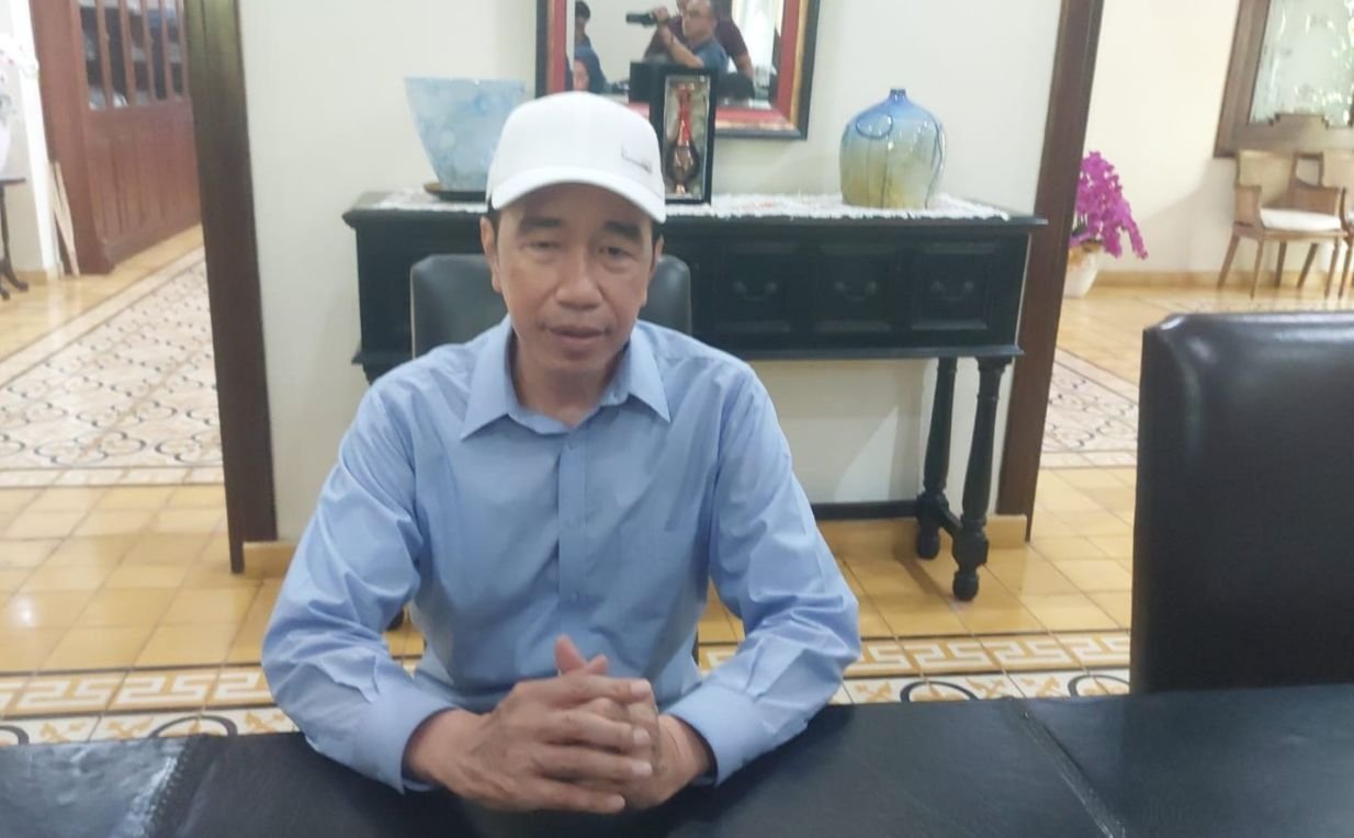 Presiden ke-7 Joko Widodo (Jokowi) yang merupakan ayah dari Wakil Presiden (Wapres) Gibran Rakabuming Raka.