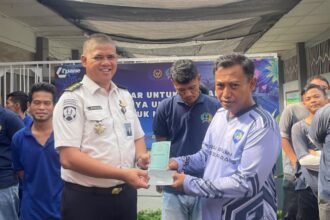 SERAHKAN PREMI: Pihak Lapas Semarang menyerahkan premi kepada warga binaan yang mengikuti program kemandirian di area lapas, Rabu (7/10/2026). (ist)