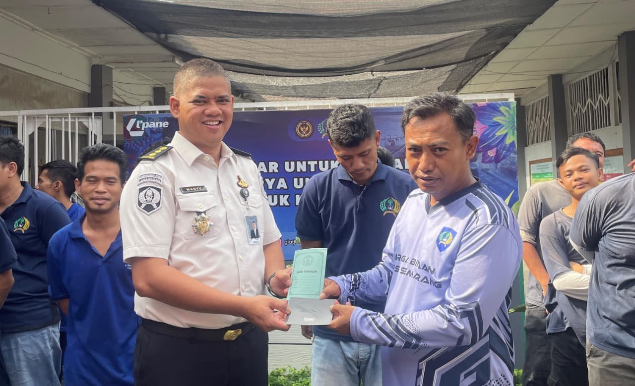 SERAHKAN PREMI: Pihak Lapas Semarang menyerahkan premi kepada warga binaan yang mengikuti program kemandirian di area lapas, Rabu (7/10/2026). (ist)