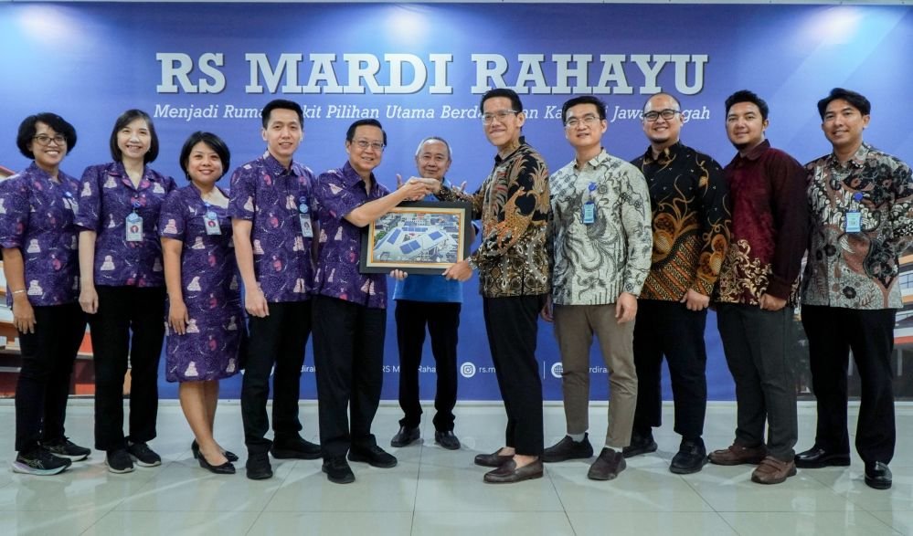 BERSINERGI - PLN Icon Plus melalui ICONGREEN berperan dalam pengembangan Pembangkit Listrik Tenaga Surya (PLTS) Atap berkapasitas 416 kilowatt peak (kWp) di RS Mardi Rahayu, Kudus, Jawa Tengah.