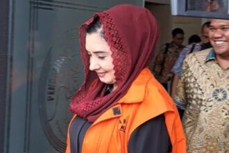 TERDAKWA KORUPSI: Bupati Pekalongan nonaktif, Fadia Arafiq yang menjadi terdakwa korupsi, berjalan dengan mengenakan rompi tahanan, di Pengadilan Tipikor Semarang, Kamis (8/10/2026). (bae)