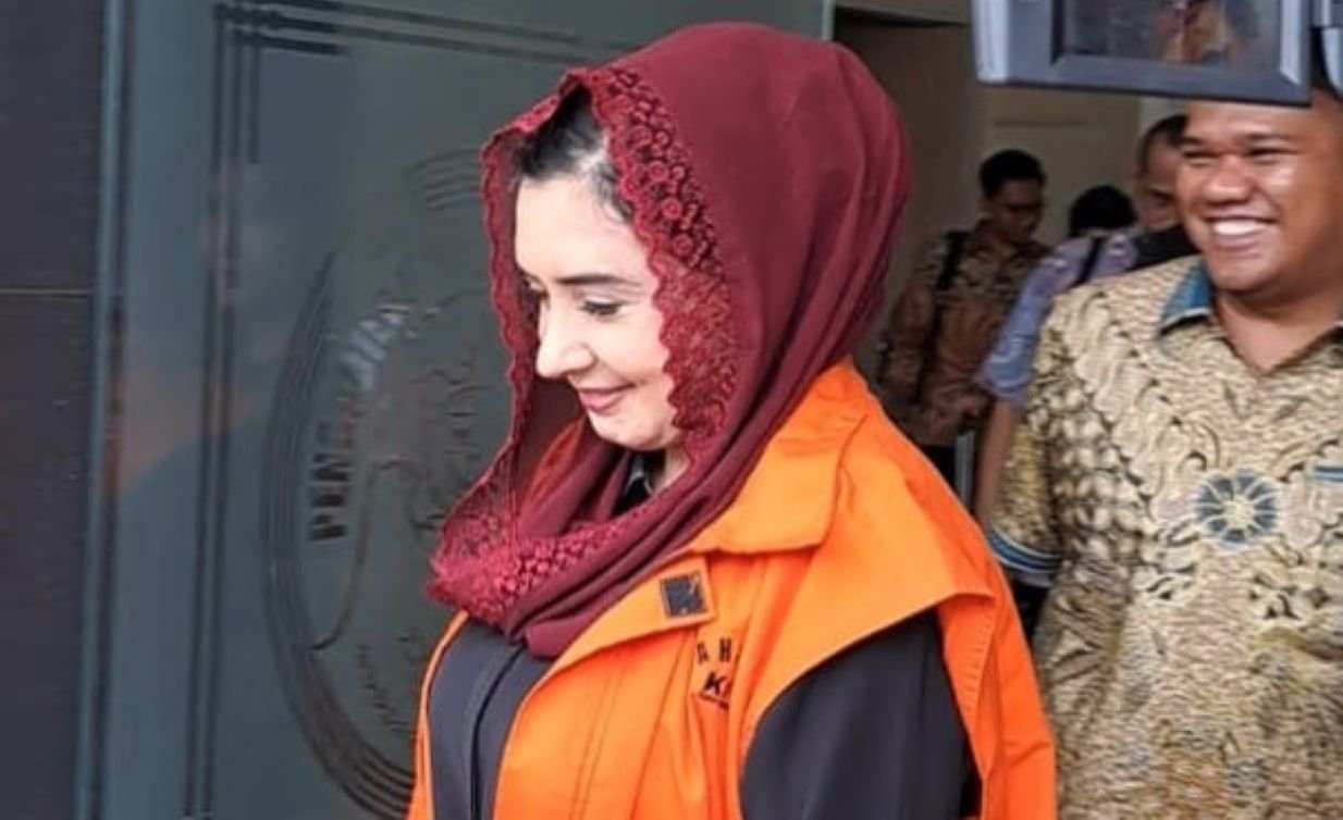 TERDAKWA KORUPSI: Bupati Pekalongan nonaktif, Fadia Arafiq yang menjadi terdakwa korupsi, berjalan dengan mengenakan rompi tahanan, di Pengadilan Tipikor Semarang, Kamis (8/10/2026). (bae)